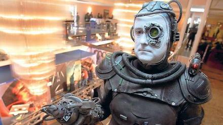 Zukunftsklischee. In Hollywood sind Cyborgs oft halb menschliche, halb kybernetische Monster. In der Science-Fiction-Reihe Star Trek unterwarfen die außerirdischen Borg durch ihre technische Überlegenheit ganze Welten. Auch Berliner Cyborgs wollen sich durch Technik verbessern – und mit dem Klischee von der bösen Mensch-Maschine aufräumen. 