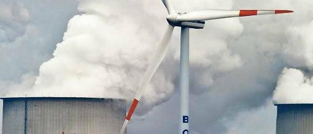 Mehr Kohle, mehr Wind. Vor dem Braunkohlekraftwerk Jänschwalde dreht sich ein Windrad. Bis Ostern soll ein Entwurf für eine EEG-Reform vorliegen. Die große Koalition will bei der Ökostromförderung schnell Fakten schaffen. 
