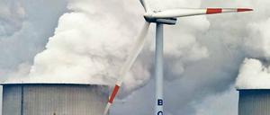 Mehr Kohle, mehr Wind. Vor dem Braunkohlekraftwerk Jänschwalde dreht sich ein Windrad. Bis Ostern soll ein Entwurf für eine EEG-Reform vorliegen. Die große Koalition will bei der Ökostromförderung schnell Fakten schaffen. 