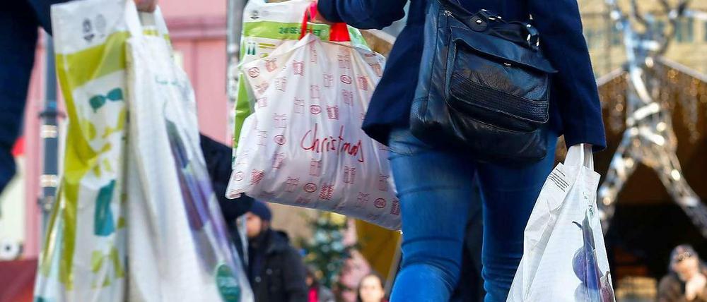 Kaufen auf dem letzten Drücker. Weihnachtsgeschenke kann man an Heiligabend in der Regel noch bis 14 Uhr besorgen.