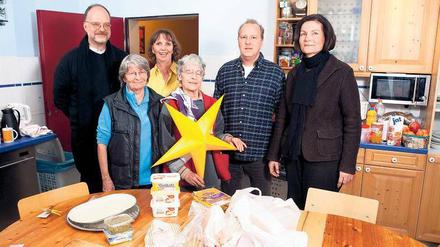 Glücksstern. Pfarrer Frank Vöhler und die Ehrenamtlichen Renate Piber, Silvia Radtke-Bonk, Helga Zimmermann, Andreas Babbel und Edda Bahnemann (v.l.) im Nachtcafé.