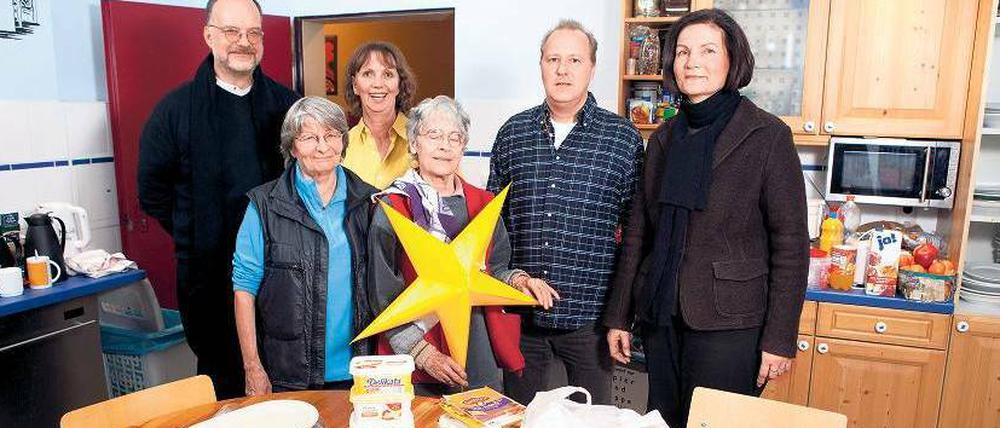 Glücksstern. Pfarrer Frank Vöhler und die Ehrenamtlichen Renate Piber, Silvia Radtke-Bonk, Helga Zimmermann, Andreas Babbel und Edda Bahnemann (v.l.) im Nachtcafé.