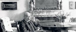 Im Kreise seiner Lieben. Max Liebermann und seine Kunst im Kaminzimmer der Wannsee-Villa, um 1927.