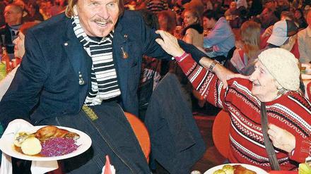 Guten Appetit. Frank Zander servierte mit anderen Prominenten die Gänsekeulen. Mehr Fotos: www.tagesspiegel.de/fotostrecken Foto: dpa
