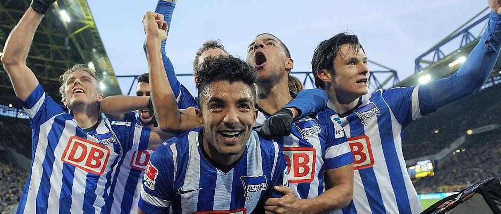 Herthas feierliche Hinrunde. Die Mannschaft gewann ihr letztes Hinrundenspiel in Dortmund vor 80.000 Zuschauern.