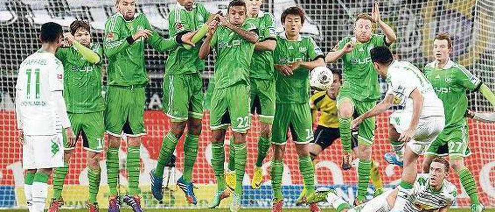 Eng beisammen. Mönchengladbach ist Dritter, der VfL liegt auf Rang fünf. Foto: AFP