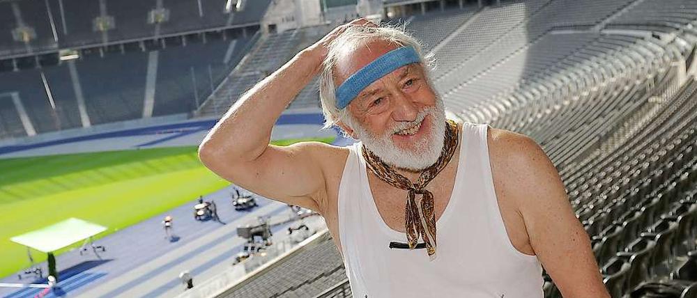 Marathon mit 77 Jahren. Für den neuesten Film verließ Dieter Hallervorden vorübergehend sein Schlosspark-Theater. Unter anderem wurde im Olympiastadion gefilmt.