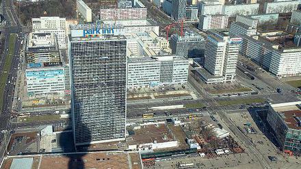 Der Klotz am Fuße des Alex. Das Park-Inn-Hotel steht den Plänen mit vielen neuen Hochhäusern im Weg. 