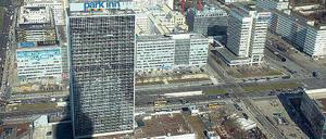 Der Klotz am Fuße des Alex. Das Park-Inn-Hotel steht den Plänen mit vielen neuen Hochhäusern im Weg.