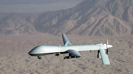 Diese Drohne des Typs "MQ-1Predator" fliegt über Libyen. Die US-Airforce nutzt sie zur Luftaufklärung, stattet einige Modelle aber auch mit Raketen aus.