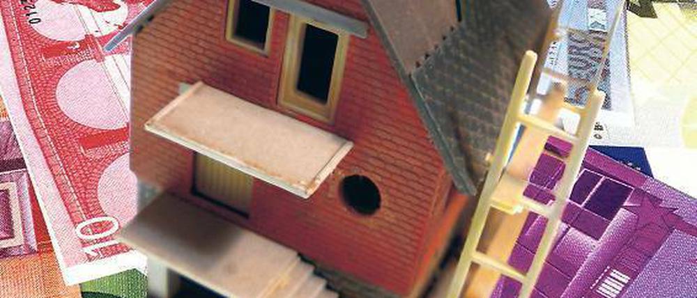 Kostenfalle Hausbau. Banken müssen in Zukunft ein einheitliches europäisches Informationsblatt nutzen, damit Käufer Kredite besser vergleichen können.