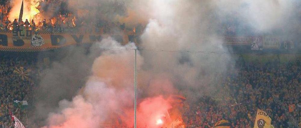 Hitzige Atmosphäre. Fans von Dresden beim DFB-Pokal-Spiel in Dortmund. Foto: dpa
