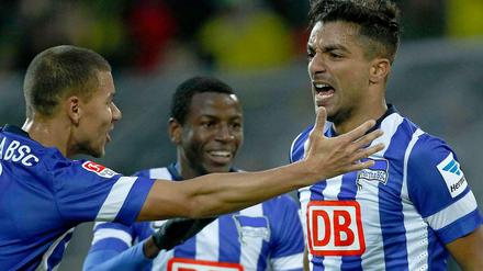 Blauweißer Jubel in Dortmund. Die Torschützen Allagui und Ramos sowie Mitspieler Ndjeng (v. r. n. l.)