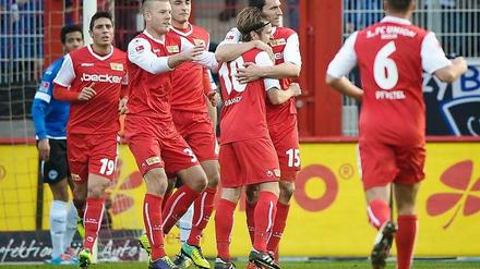 Wieder alles im Griff: Unions Spieler jubeln über das Tor von Mario Eggimann (2. v. r.) zum 1:1-Ausgleich.
