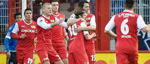 Wieder alles im Griff: Unions Spieler jubeln über das Tor von Mario Eggimann (2. v. r.) zum 1:1-Ausgleich.