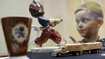 Kind betrachtet Sarotti-Mohr im Aachener Couven-Museum