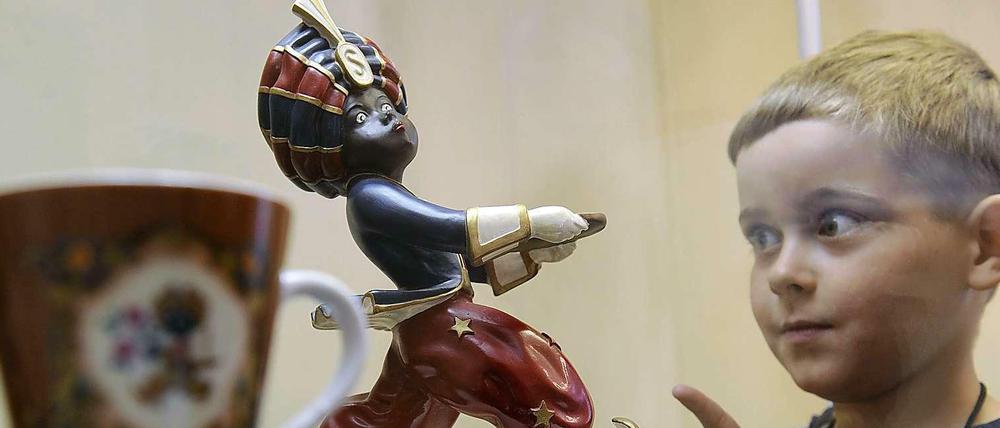 Kind betrachtet Sarotti-Mohr im Aachener Couven-Museum