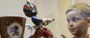 Kind betrachtet Sarotti-Mohr im Aachener Couven-Museum