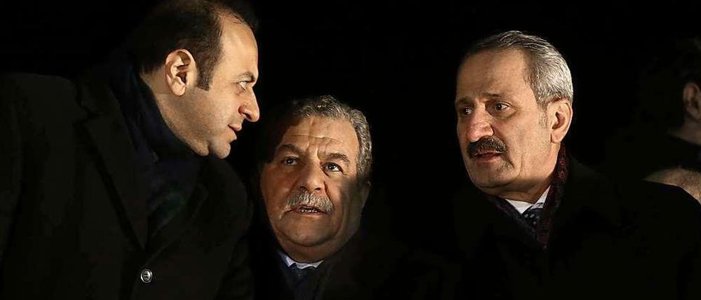 Der türkische Innenminister Muammer Güler (Mitte) und der türkische Wirtschaftsminister Zafer Caglayan (rechts) haben ihren Rücktritt eingereicht (hier im Gespräch mit European Affairs Minister Egemen Bagis). 
