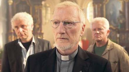 Die Macht ist mit mir. Die Kommissare Leitmayr (Udo Wachtveitl, links) und Batic (Miroslav Nemec, rechts) besuchen Pfarrer Fruhmann (Ernst Stötzner). Der hält sich für „allmächtig“ – und nicht als einziger. Foto: BR