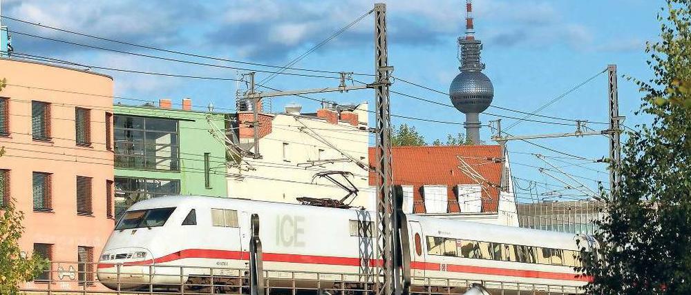 Wer weg will, zahlt drauf. Eine einfache Fahrt von Berlin nach Dortmund wird künftig zwei Euro mehr kosten. Foto: dpa