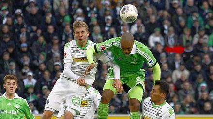 Wolfsburgs Naldo (r.) und Gladbachs Christoph Kramer im Kopfballduell.
