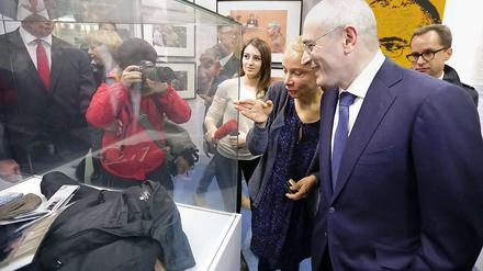Michail Chodorkowski bei seinem Besuch im Berliner Mauermuseum vor der Vitrine, in der seine Jacke ausgestellt ist, die er vor zehn Jahren bei seiner Verhaftung trug. Neben ihm Museumschefin Alexandra Hildebrandt.