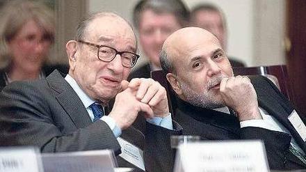 Spitzenkräfte: Fed-Chef Ben Bernanke (ganz rechts) ab. Er sitzt hier mit Alan Greenspan zusammen. 