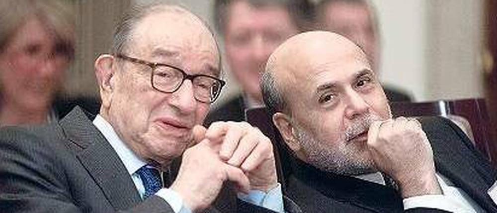 Spitzenkräfte: Fed-Chef Ben Bernanke (ganz rechts) ab. Er sitzt hier mit Alan Greenspan zusammen. 