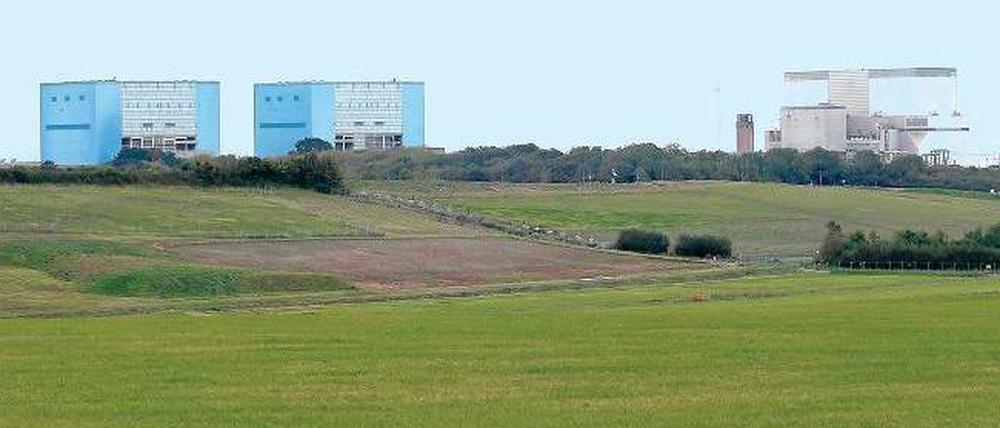 Im Land der Kernenergie. Schon jetzt stehen in Somerset zwei AKWs: Die beiden blauen Blöcke von Hinckley Point A werden zurückgebaut. Kraftwerk B läuft noch bis 2023. 