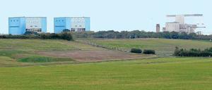 Im Land der Kernenergie. Schon jetzt stehen in Somerset zwei AKWs: Die beiden blauen Blöcke von Hinckley Point A werden zurückgebaut. Kraftwerk B läuft noch bis 2023. 