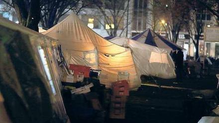 Zeltwelt. Vor allem aus Afrika stammten die Flüchtlinge, die seit mehr als einem Jahr am Oranienplatz campierten. Inzwischen sind andere da – und ein Anwohner ist vor Gericht gezogen, weil er sich durch das Camp belästigt fühlt. 