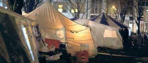 Zeltwelt. Vor allem aus Afrika stammten die Flüchtlinge, die seit mehr als einem Jahr am Oranienplatz campierten. Inzwischen sind andere da – und ein Anwohner ist vor Gericht gezogen, weil er sich durch das Camp belästigt fühlt. 