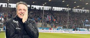 Von wegen au Backe. Zum Abschluss des Jahres konnte sich Unions Trainer noch über einen Sieg gegen Bielefeld freuen. Foto: Imago