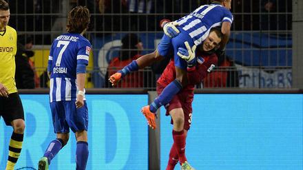 Hoher Sprung: Sami Allagui feiert den Sieg über Dortmund mit Ersatztorhüter Marius Gersbeck.