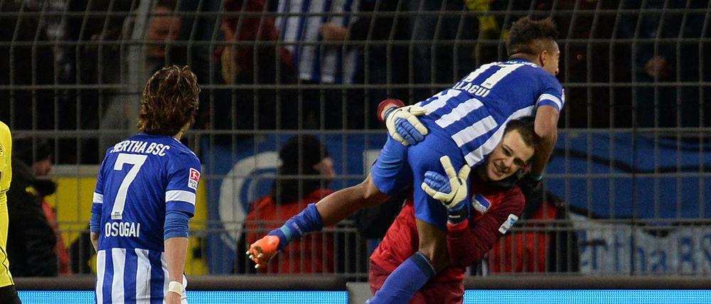 Hoher Sprung: Sami Allagui feiert den Sieg über Dortmund mit Ersatztorhüter Marius Gersbeck.