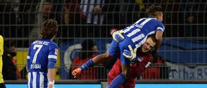 Hoher Sprung: Sami Allagui feiert den Sieg über Dortmund mit Ersatztorhüter Marius Gersbeck.