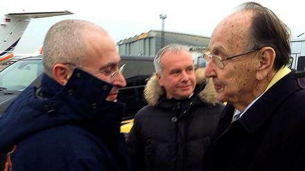 Genscher mit Michail Chodorkowski am Flughafen Schönefeld.