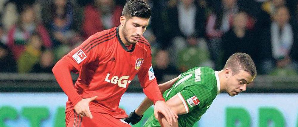 Verteidigung mit neuem Halt. Bremens Franco di Santo (r.) demonstriert seinen Mitspielern an Gegenspieler Emre Can die richtige Griffigkeit im Zweikampf.