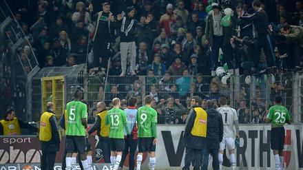 Ratlos am Zaun. Hannovers Spieler und Fans.