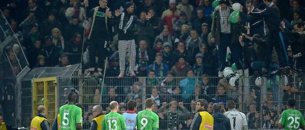 Ratlos am Zaun. Hannovers Spieler und Fans.