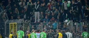 Ratlos am Zaun. Hannovers Spieler und Fans.