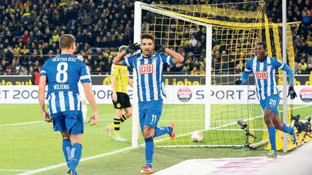 80.000 Fans? Ich höre nichts! Herthas Sami Allagui bringt mit seinem Tor zum 2:1 die Zuschauer in Dortmund zum entsetzten Schweigen. Zumindest diejenigen, die zum BVB halten. Die mitgereisten Berliner Fans feiern jedenfalls die kämpferische Leistung der ersatzgeschwächten Hertha-Mannschaft.