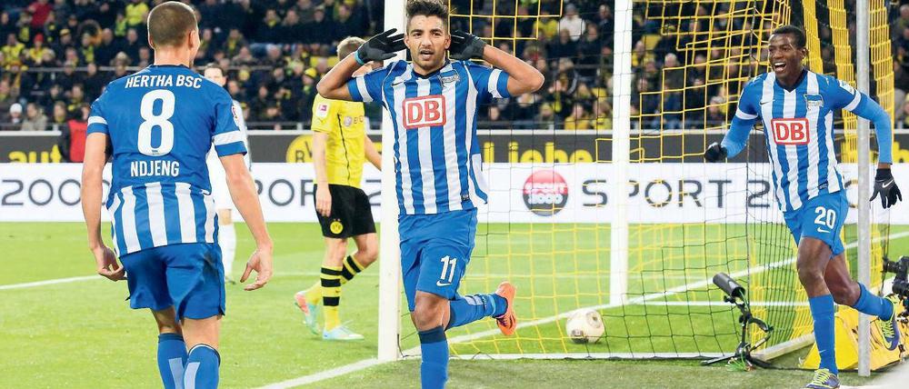 80.000 Fans? Ich höre nichts! Herthas Sami Allagui bringt mit seinem Tor zum 2:1 die Zuschauer in Dortmund zum entsetzten Schweigen. Zumindest diejenigen, die zum BVB halten. Die mitgereisten Berliner Fans feiern jedenfalls die kämpferische Leistung der ersatzgeschwächten Hertha-Mannschaft.