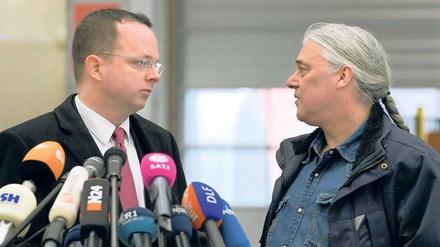 Angebot. Insolvenzverwalter Dietmar Penzlin (links) und Prokon-Gründer Carsten Rodbertus müssen Firmenteile verkaufen. Foto: dpa