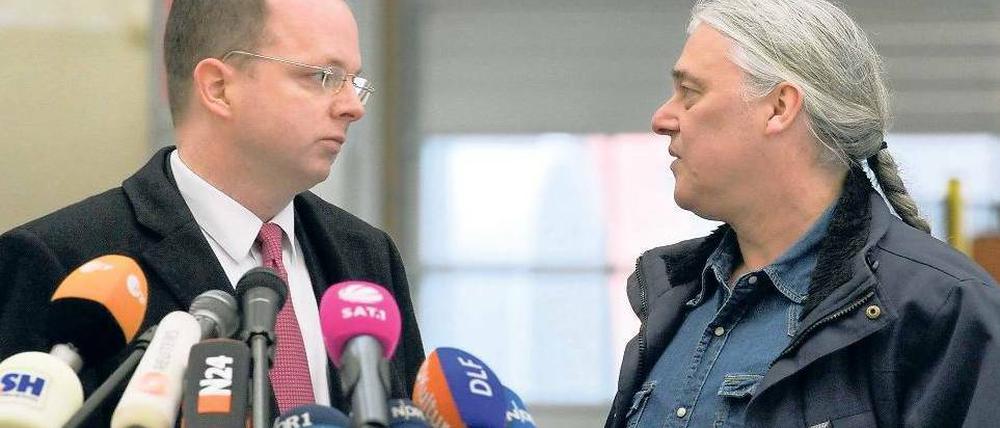 Angebot. Insolvenzverwalter Dietmar Penzlin (links) und Prokon-Gründer Carsten Rodbertus müssen Firmenteile verkaufen. Foto: dpa