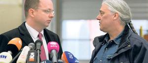 Angebot. Insolvenzverwalter Dietmar Penzlin (links) und Prokon-Gründer Carsten Rodbertus müssen Firmenteile verkaufen. Foto: dpa