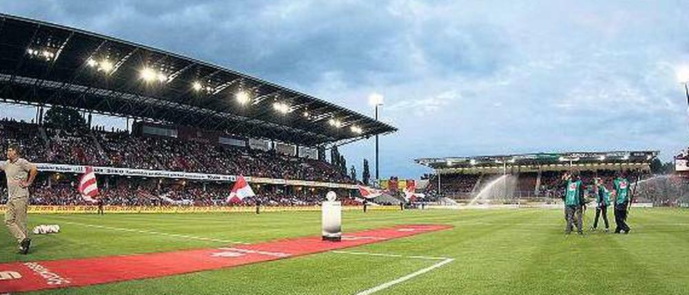 Vier Masten und kein Halleluja. Das Flutlicht brennt, der Frust ist groß. Der Klub Energie Cottbus, der einst im Pokalfinale stand, 2000 in die Bundesliga aufstieg und prompt gegen Bayern München gewann, ist abgeschlagen Letzter der Zweiten Liga. Ex-Kanzler Gerhard Schröder sitzt hier schon lange nicht mehr mit Energie-Schal im Stadion.