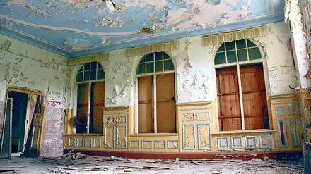 Sanierung oder Neubau sind der größte Feind von verfallenden Gebäuden. Das sieht man besonders gut im ehemaligen Ballhaus Grünau. 