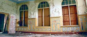 Sanierung oder Neubau sind der größte Feind von verfallenden Gebäuden. Das sieht man besonders gut im ehemaligen Ballhaus Grünau. 